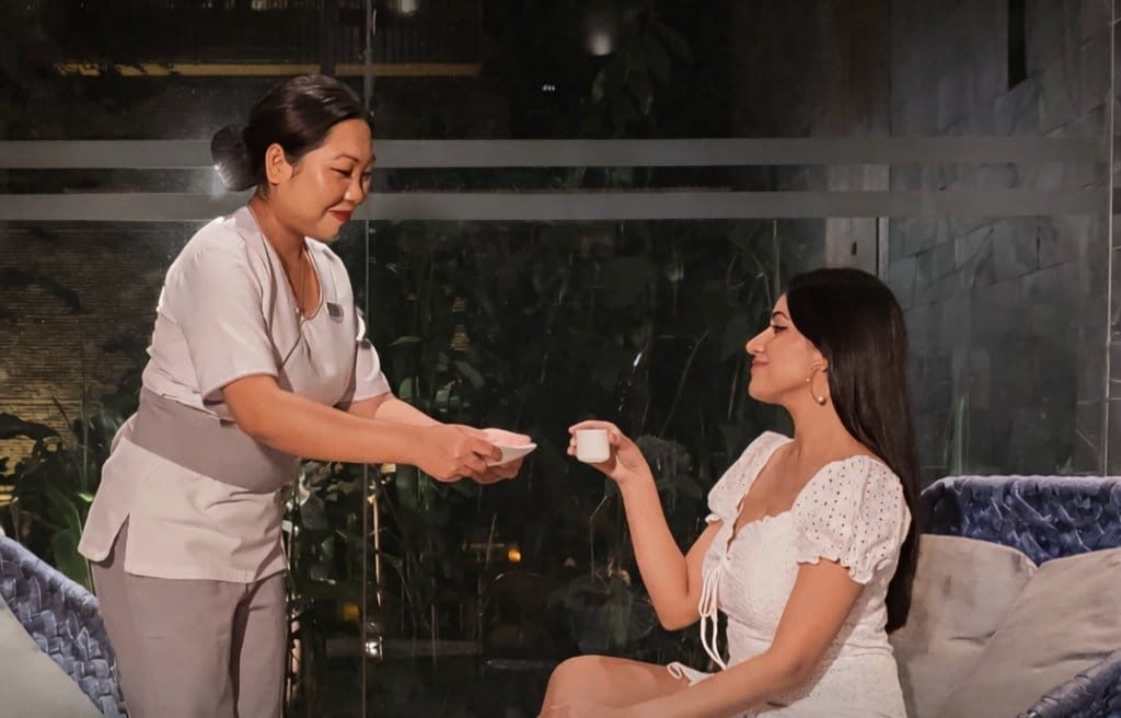 ONYX SPA Darjeeling therapist offering herbal tea to a guest